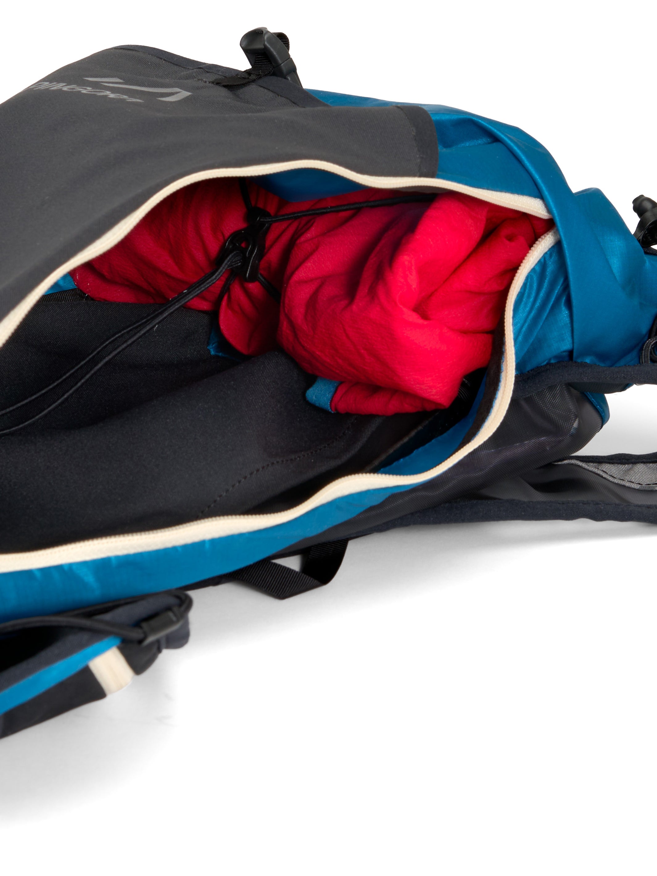 Pingora Flow trail running backpack in blue showing the side zipper for storage