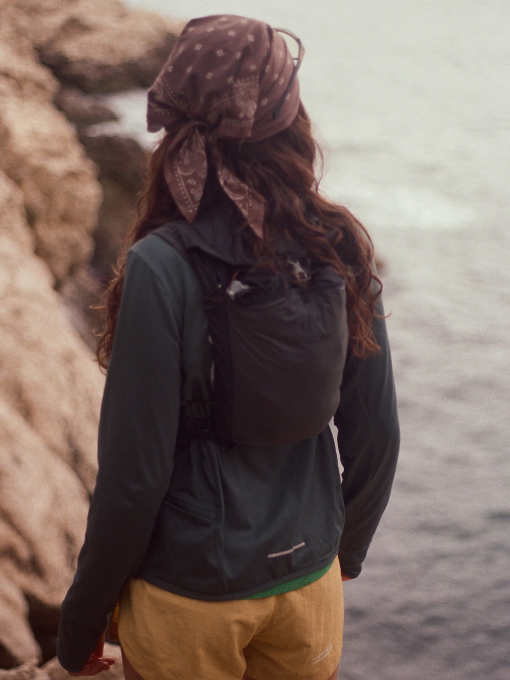 Pingora Flow running pack shown on model with rear storage