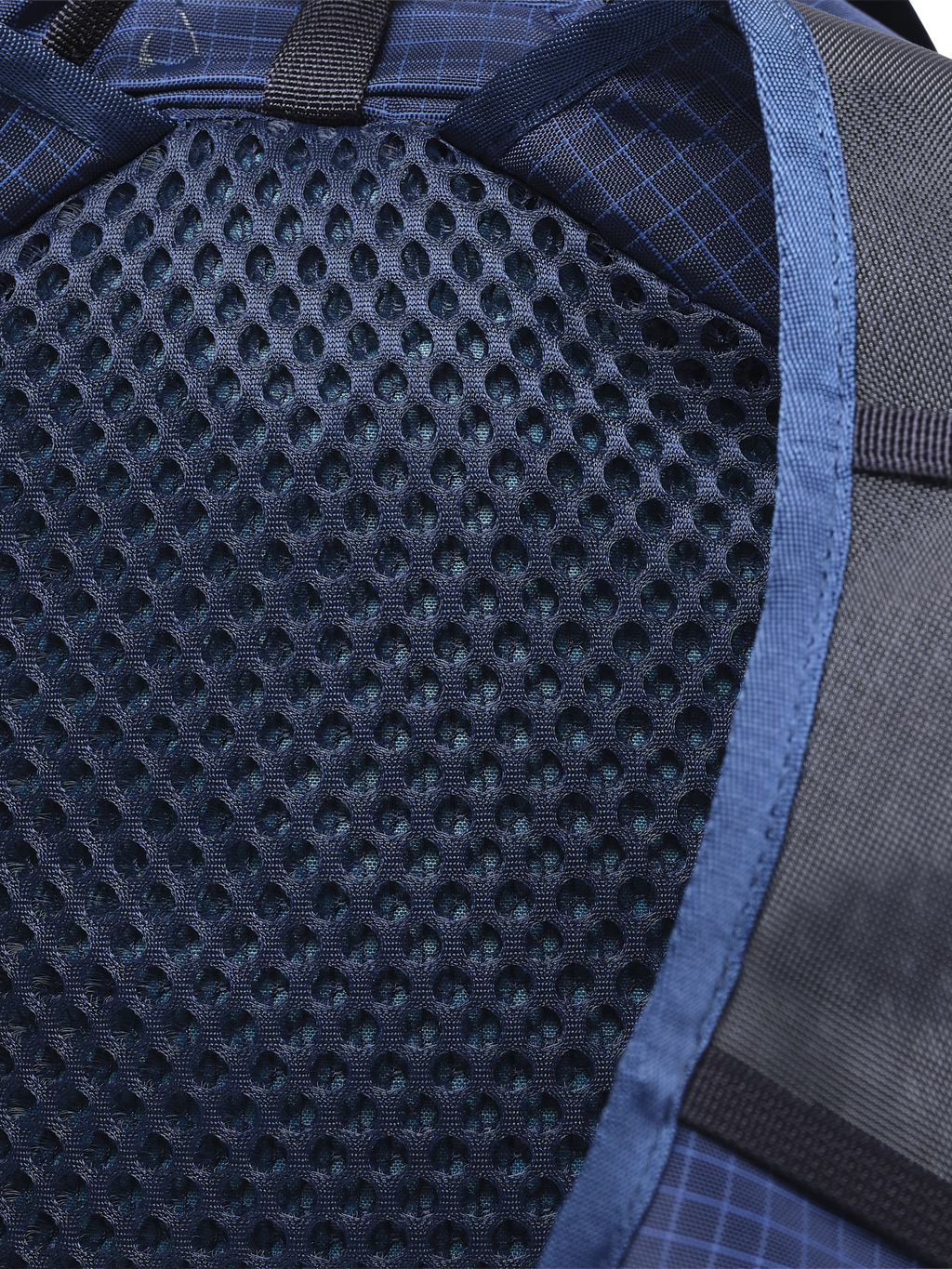 hiking backpack for men and women with hydration pouch