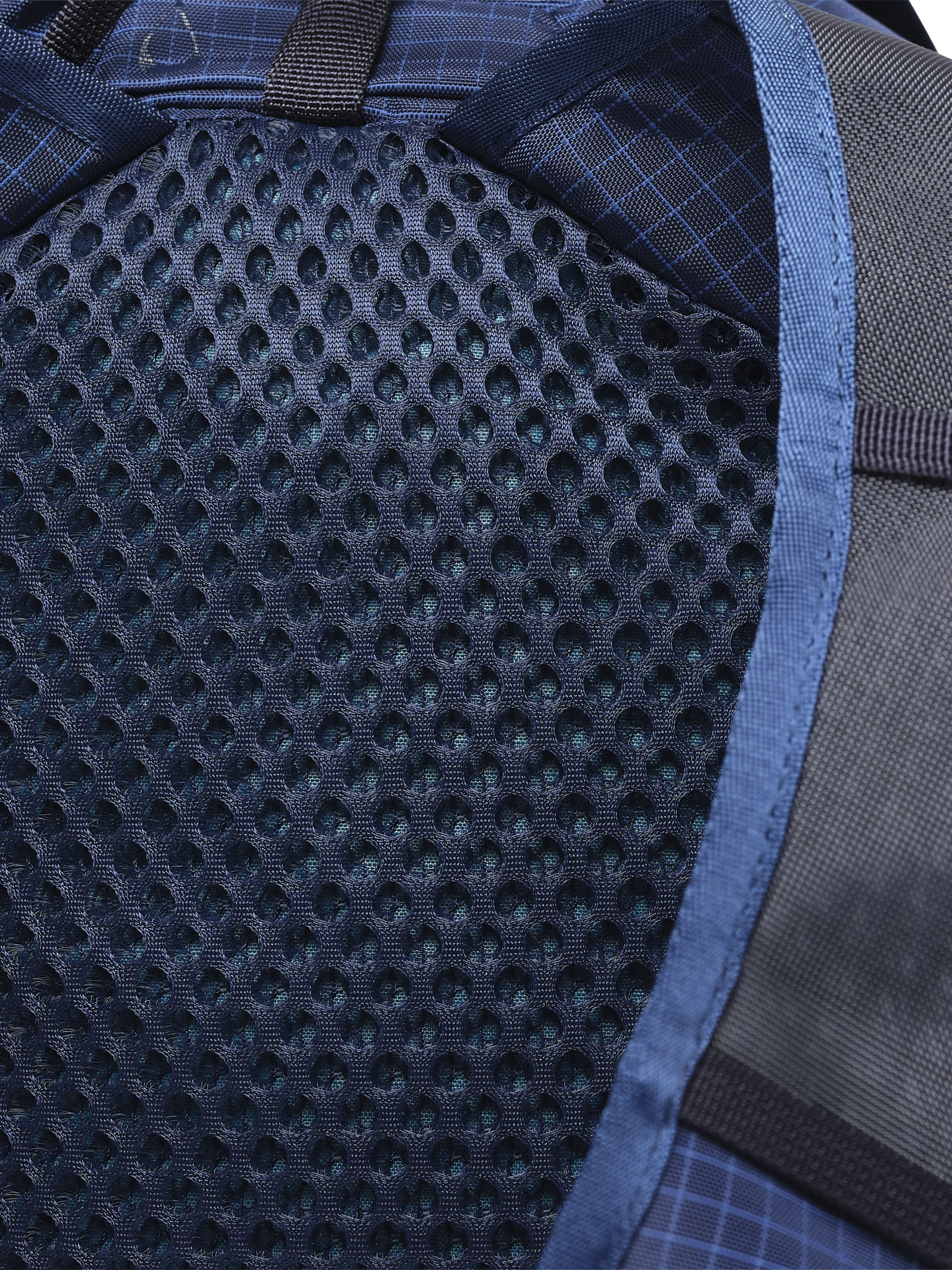 hiking backpack for men and women with hydration pouch